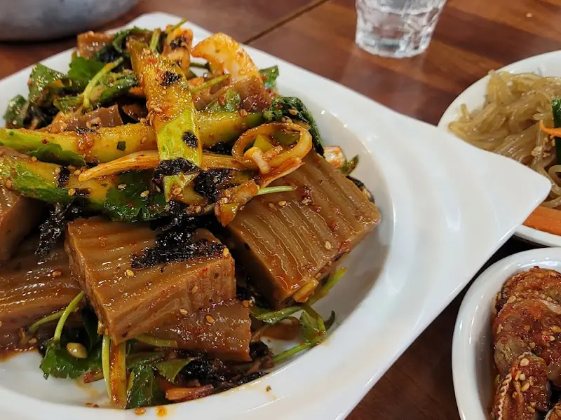 매콤달콤한 양념이 일품인 도토리묵