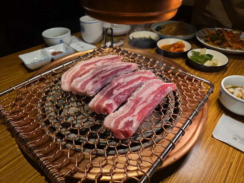 숯불 위에 익어가는 삼겹살