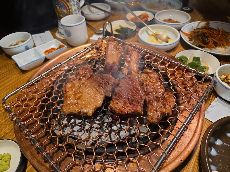 노릇노릇 익어가는 돼지갈비