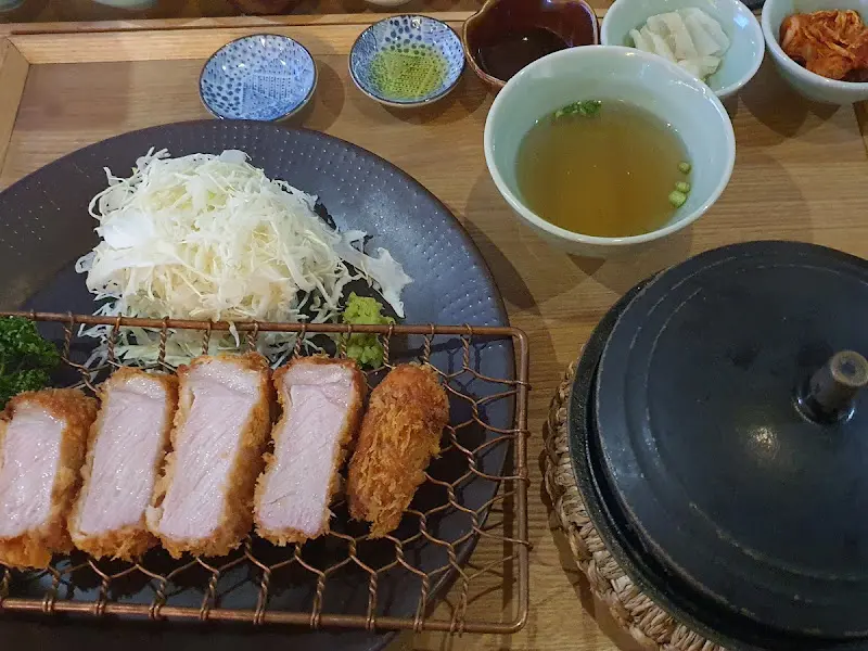 돈가스 정식 한상 차림