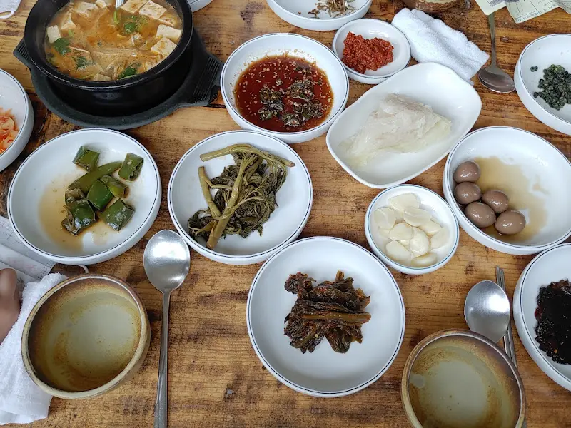 정갈하게 차려진 밑반찬