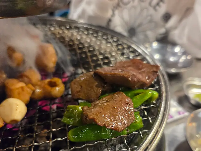 숯불 위에서 익어가는 곱창과 대창