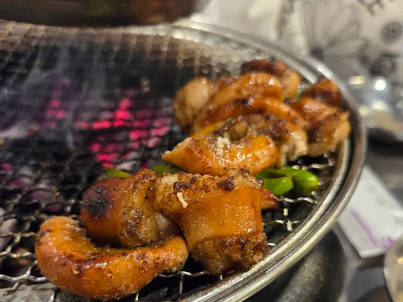 숯불 위에서 익어가는 곱창