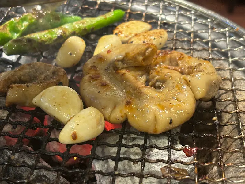 숯불 위에서 익어가는 곱창과 마늘