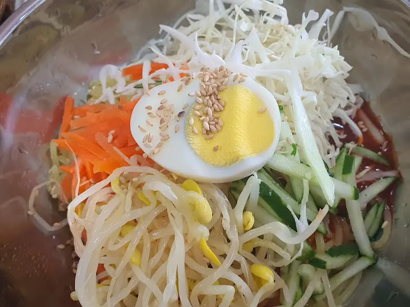 보기만 해도 시원한 비빔국수