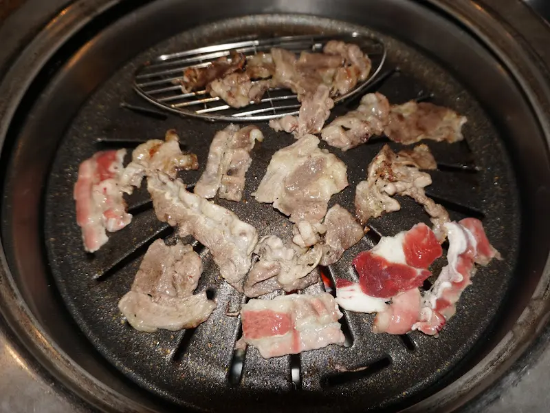 불판 위에 올려진 우삼겹과 버섯