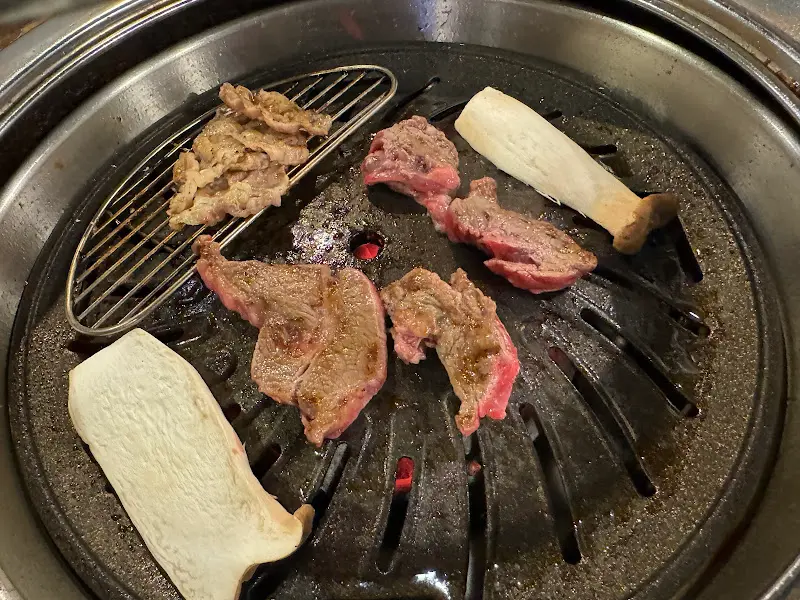 잘 익은 고기와 구운 버섯