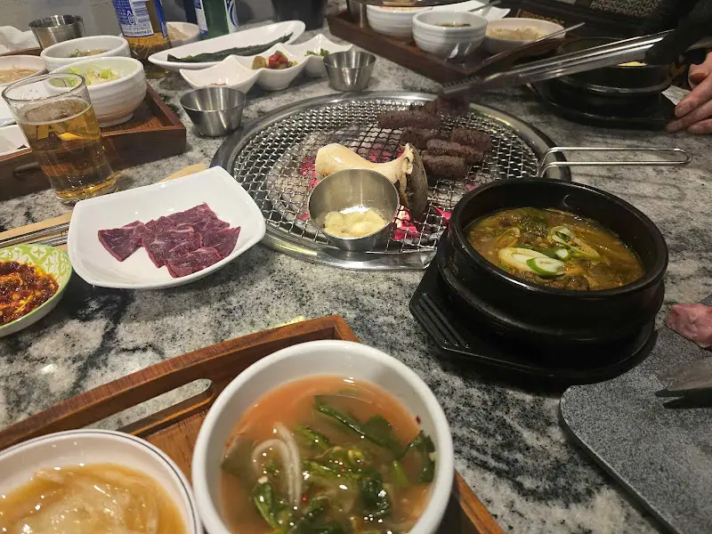 다채로운 밑반찬이 정갈하게 담겨 나온 모습