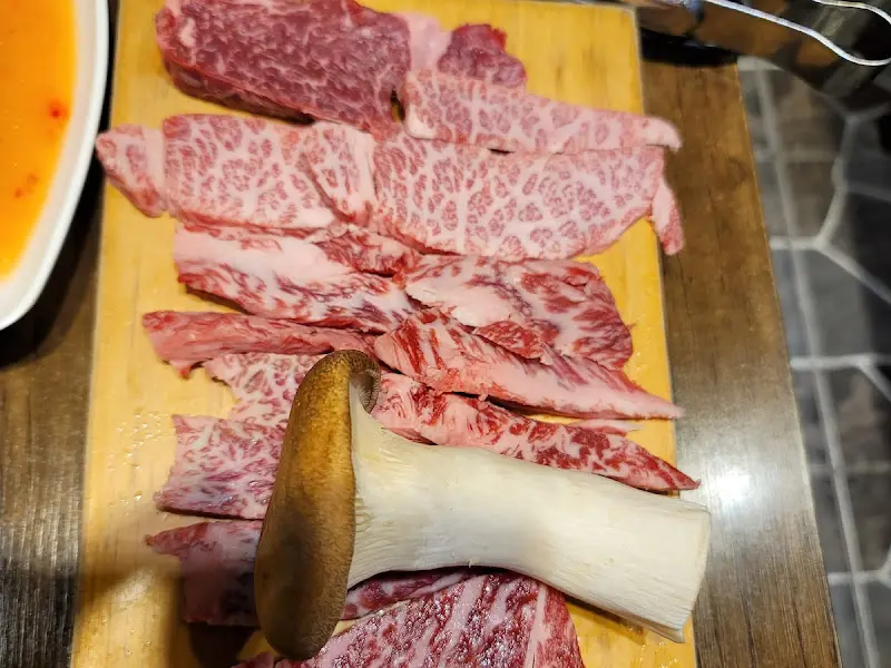 마블링이 예술인 한우 모듬과 큼지막한 새송이버섯