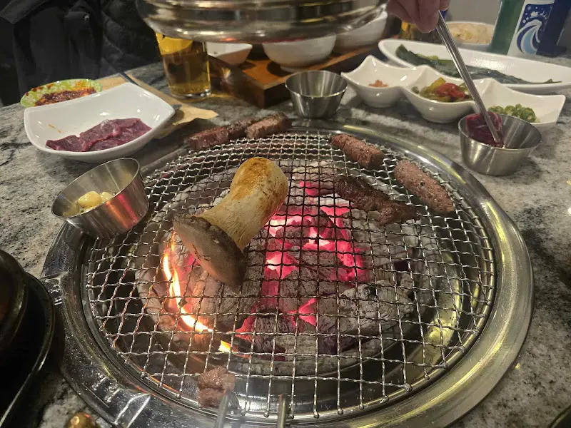 숯불 위에서 맛있게 익어가는 한우