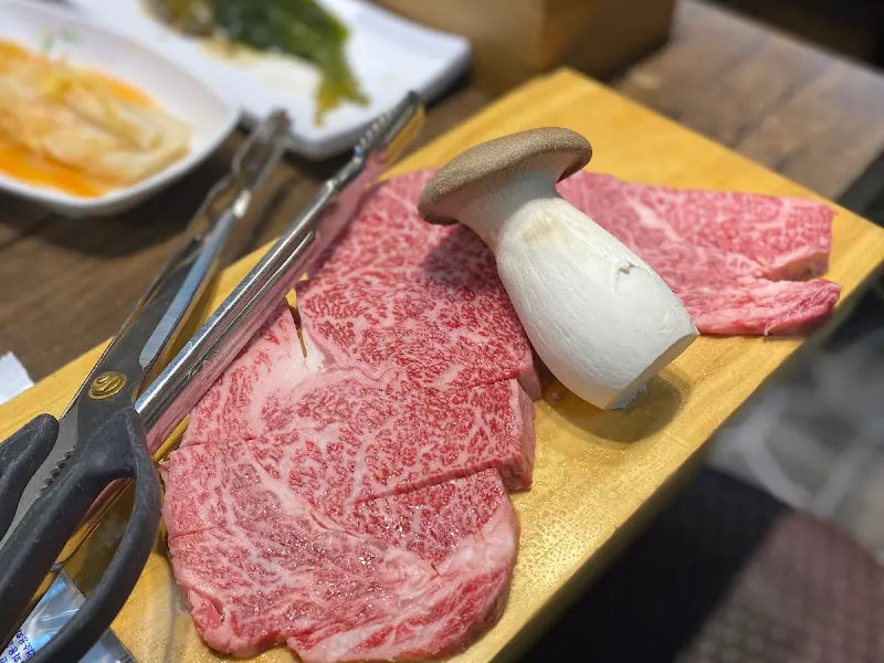 마블링이 선명한 한우와 새송이버섯