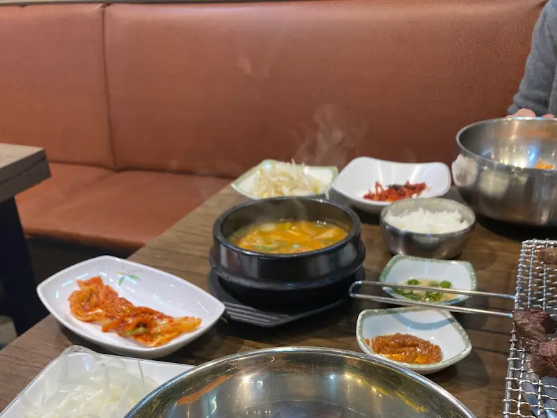 다양한 밑반찬과 곁들여 먹는 한우의 풍미