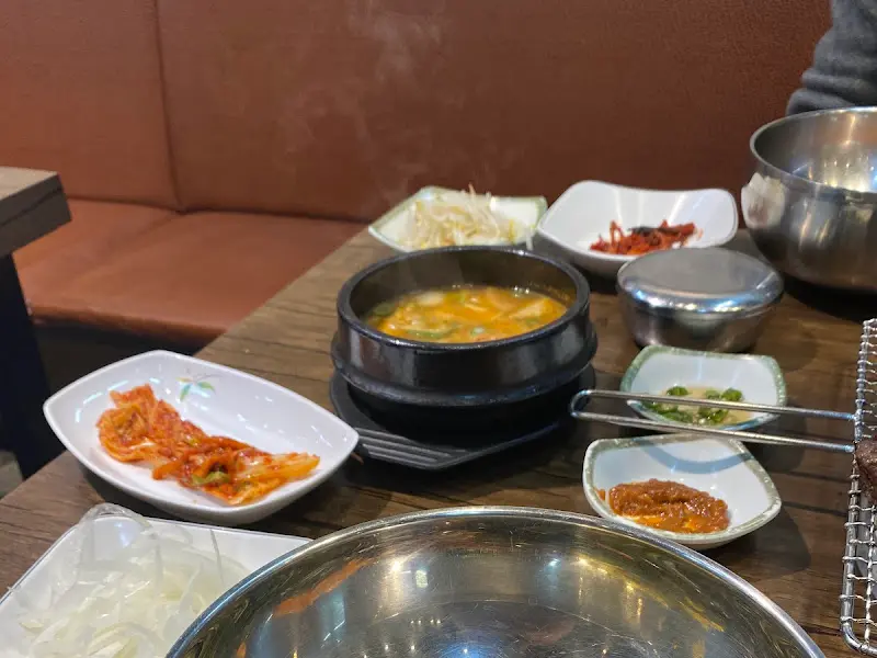 푸짐한 밑반찬과 선지국의 조화