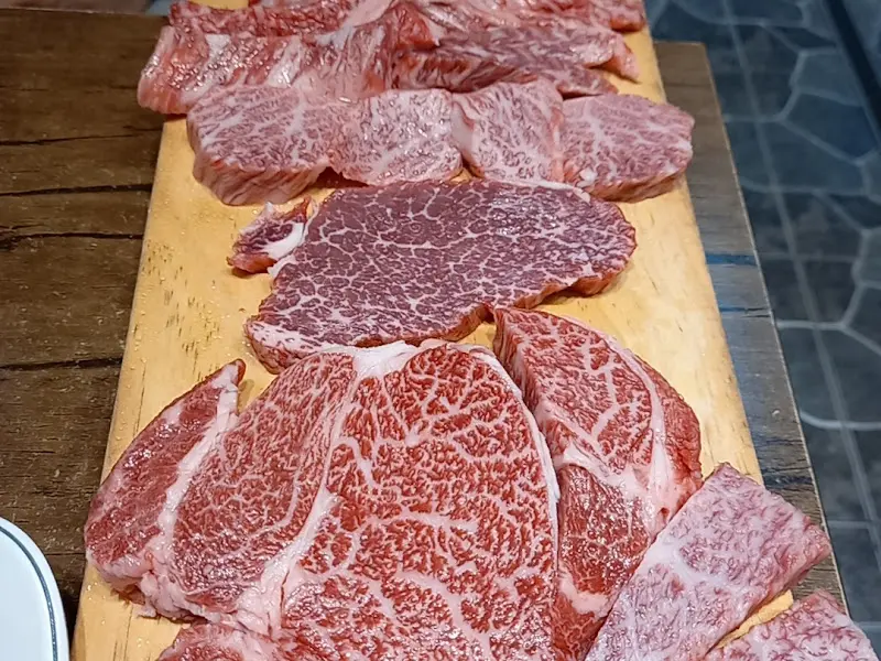 숯불에 구워 먹는 최상급 한우