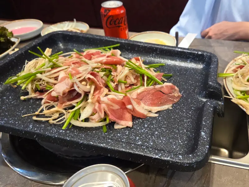 불판 위에서 익어가는 오리불고기