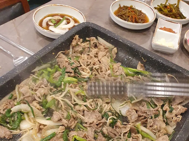 오리불고기를 굽는 모습