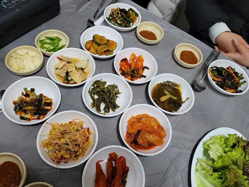 식탁 가득한 반찬과 삼겹살