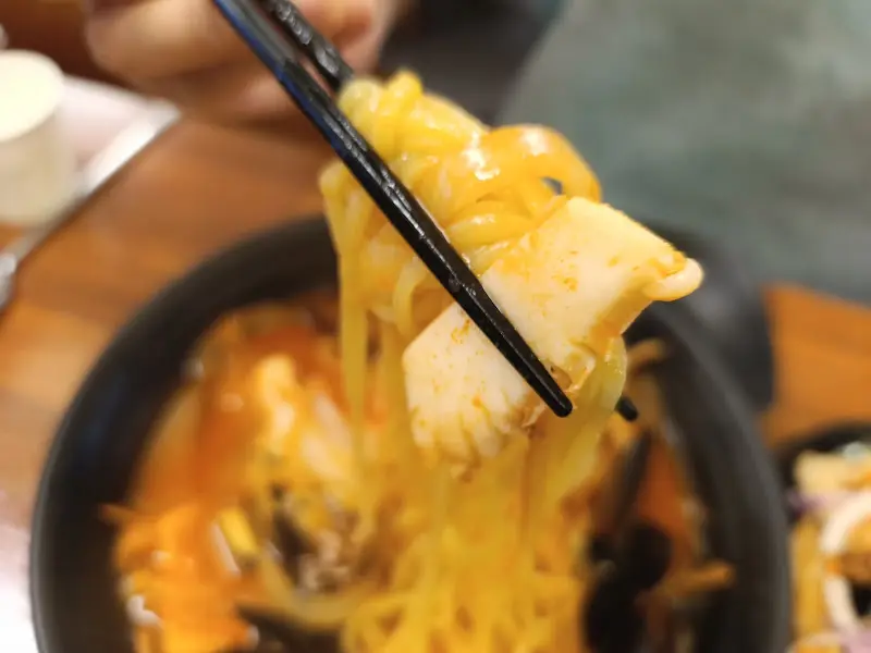 탱글한 면발과 신선한 해산물이 어우러진 삼선짬뽕