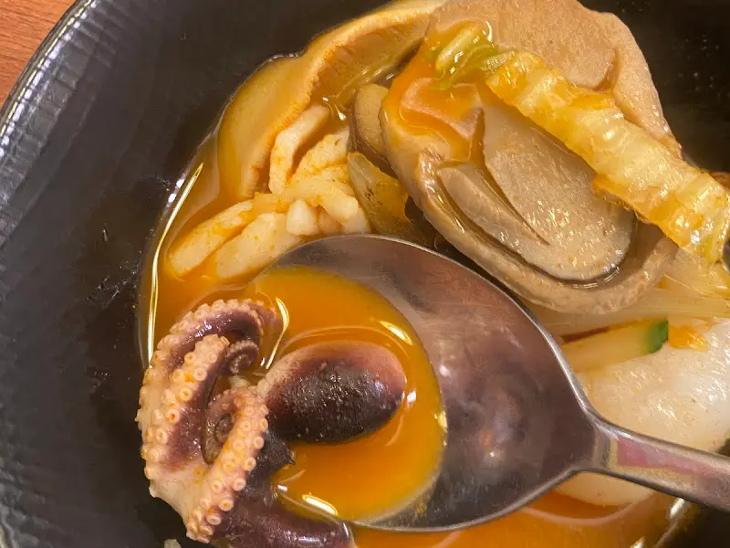 해산물이 가득한 짬뽕 국물