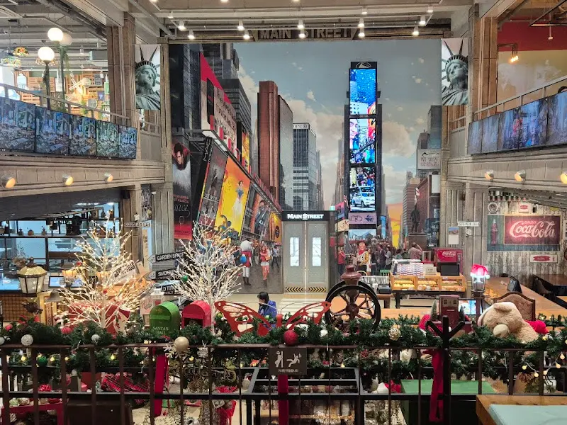 뉴욕 지하철역을 연상시키는 인테리어