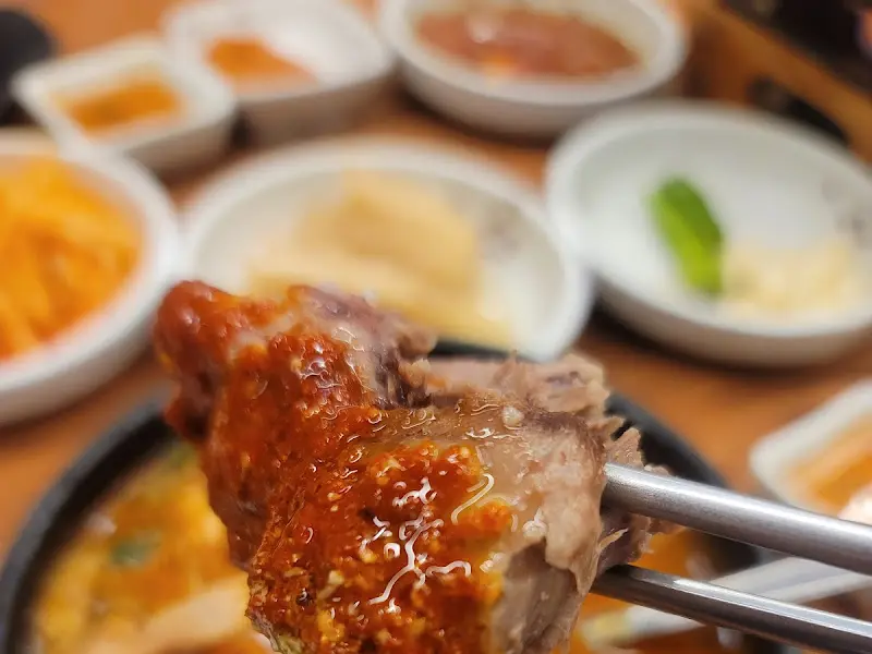 수육을 집어 올리는 모습