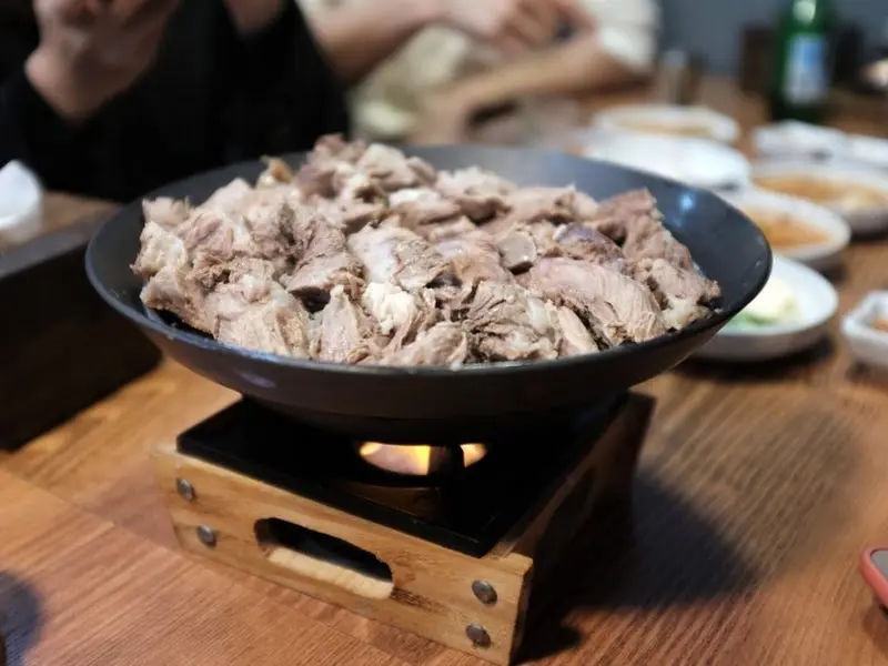 수육과 곁들임 찬