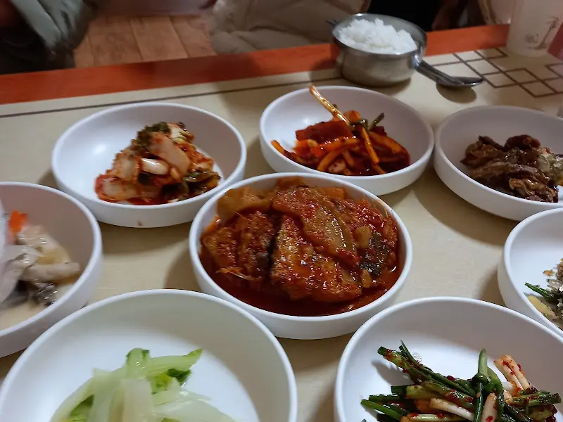 푸짐하게 차려진 반찬들의 모습