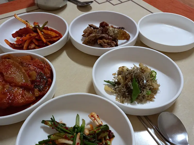 다양한 각도에서 찍은 반찬 사진들