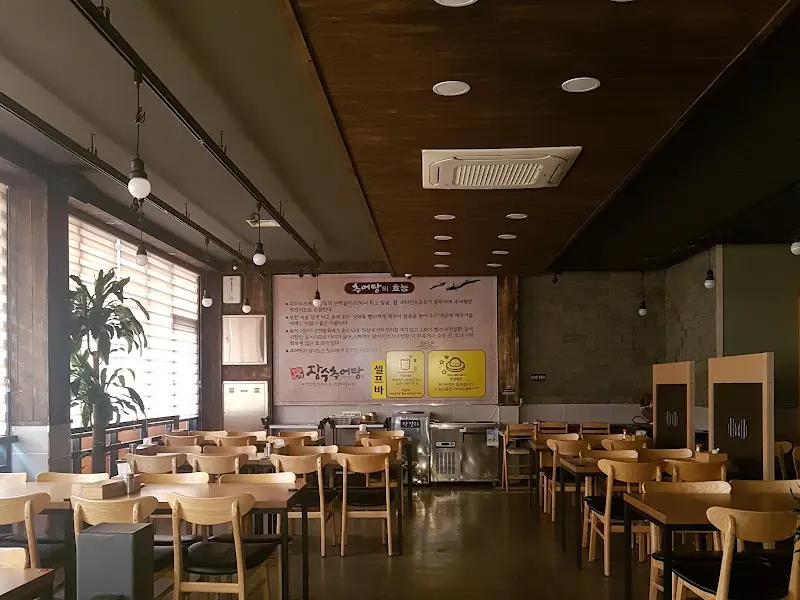 넓고 깨끗한 가게 내부