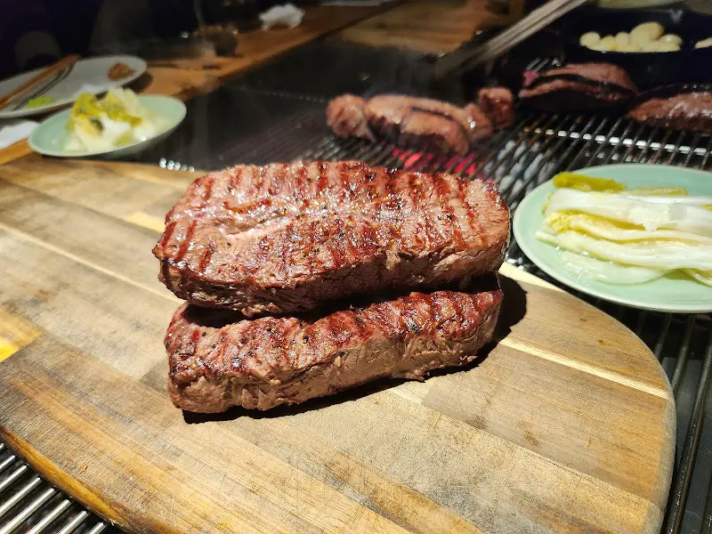 구워지고 있는 스테이크