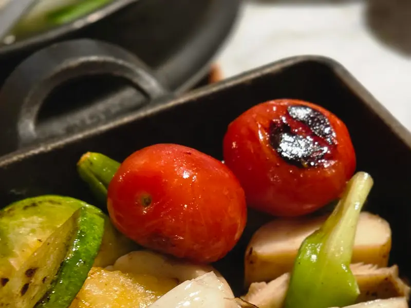 숯불 위에 구워지는 채소들