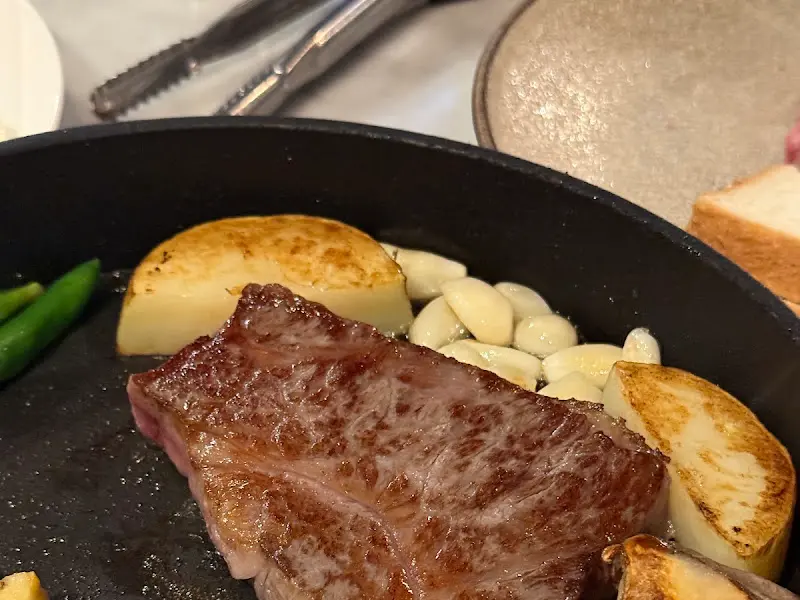 돌판 위에 구워지는 한우와 가니쉬