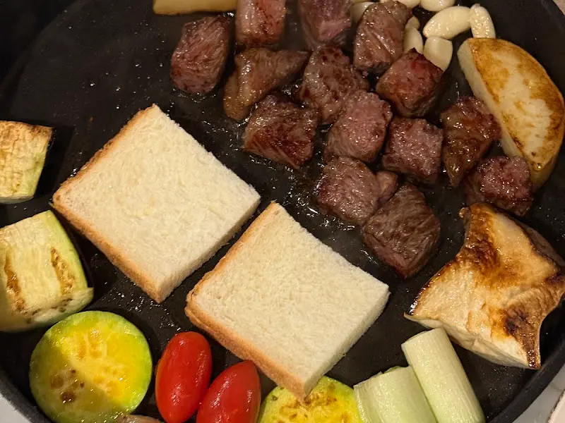 한 입 크기로 잘린 한우 안심