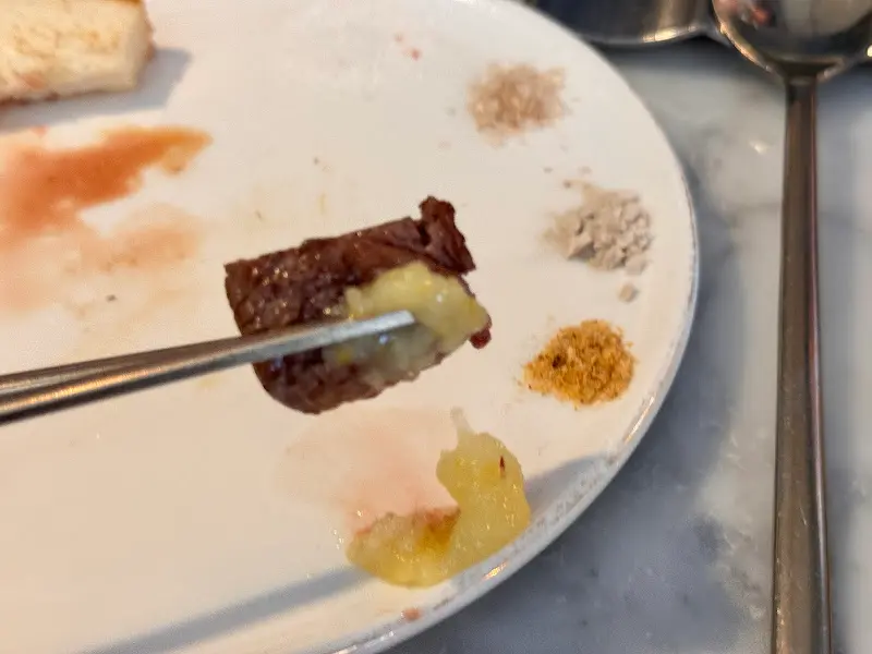 다양한 소금과 곁들여 먹는 한우