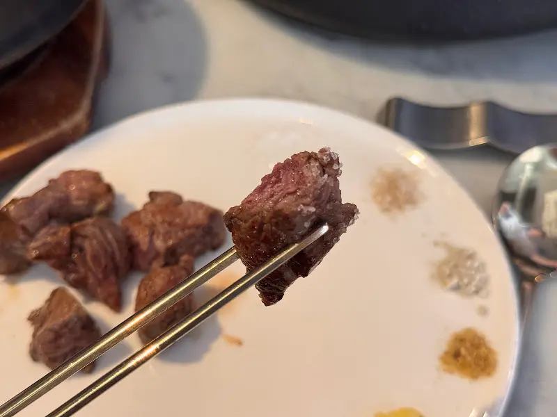 5가지 소금과 함께 제공되는 한우