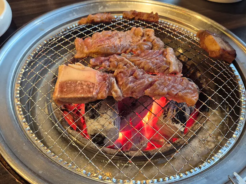 숯불 위에서 익어가는 양념 소갈비