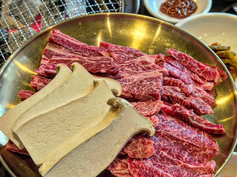 신선한 소고기와 버섯