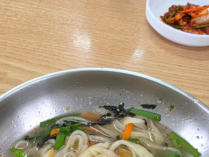 칼국수와 깍두기