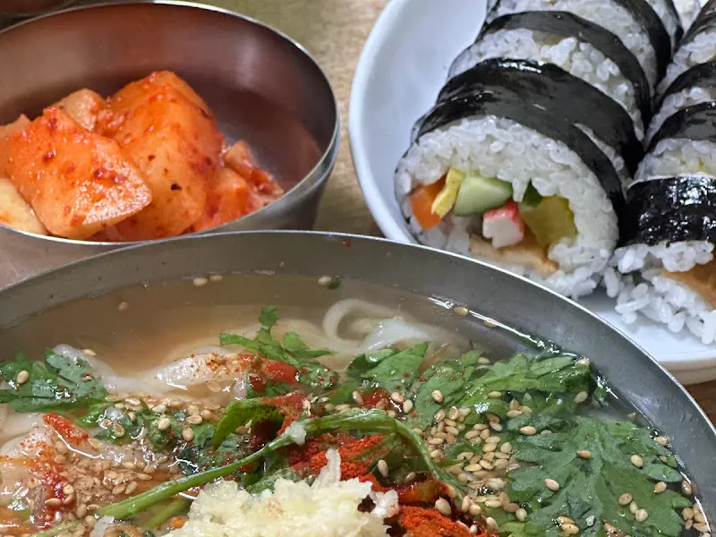 칼국수, 김밥, 깍두기의 조화