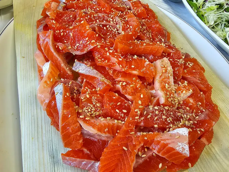 신선하고 푸짐한 송어회