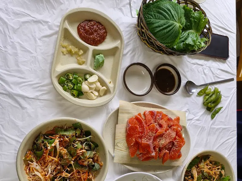 송어회와 쌈 채소