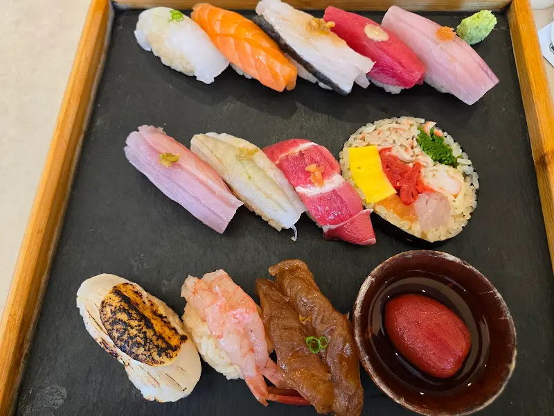 신선함이 눈으로도 느껴지는 스페셜 초밥