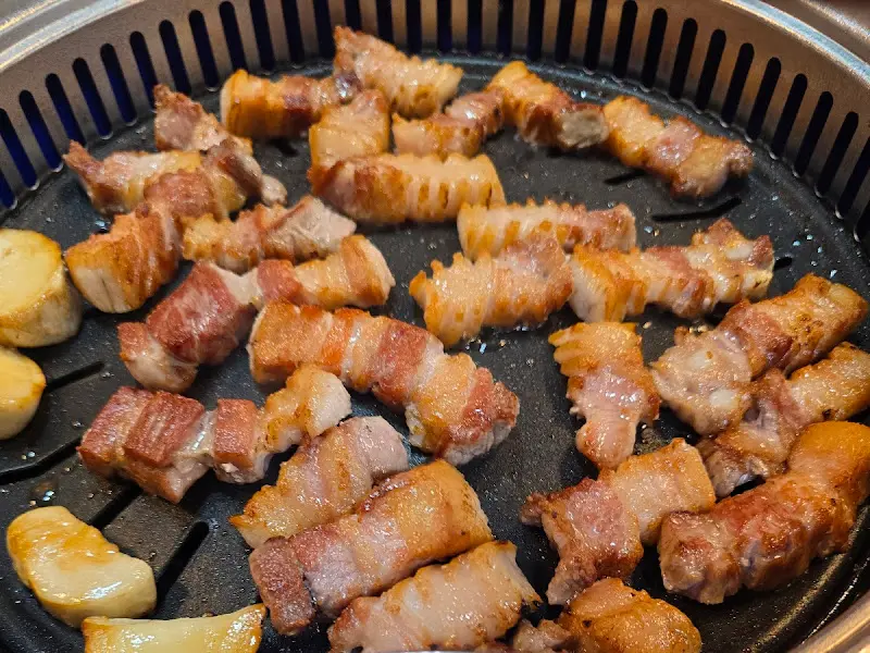 불판 위에서 노릇하게 익어가는 삼겹살