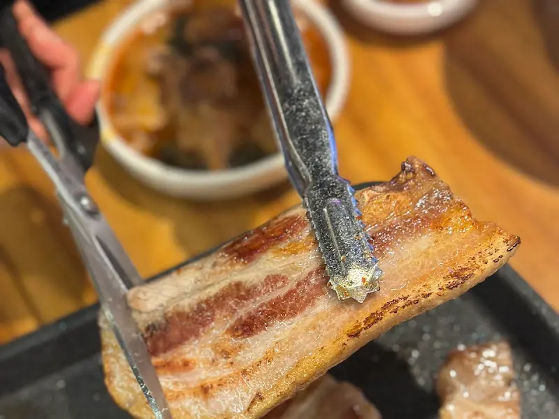 노릇하게 구워진 삼겹살