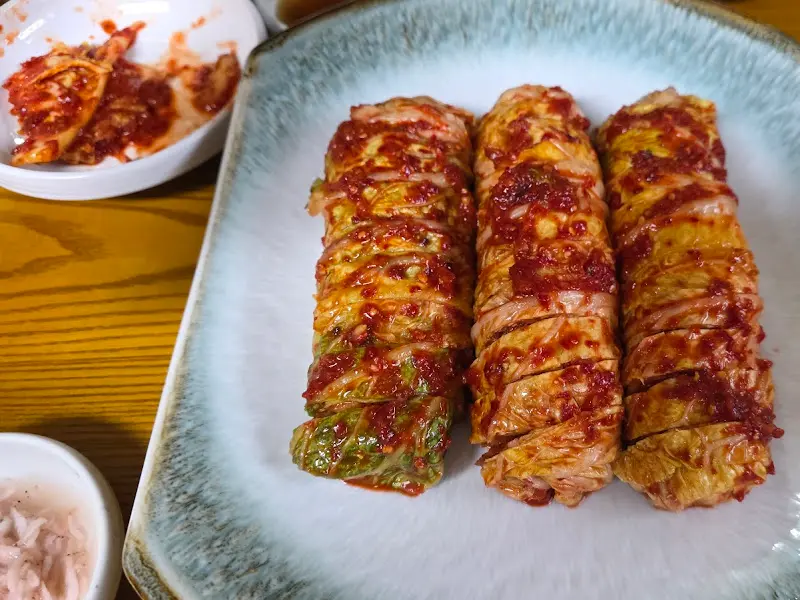 돌돌 말린 보쌈 김치의 아름다운 자태