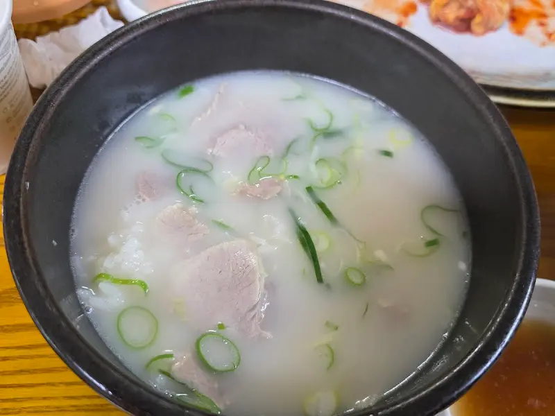 뽀얀 국물과 푸짐한 고기가 인상적인 돼지국밥