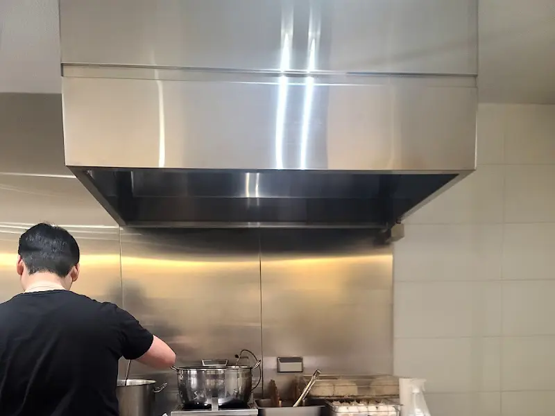 돈까스 튀기는 모습