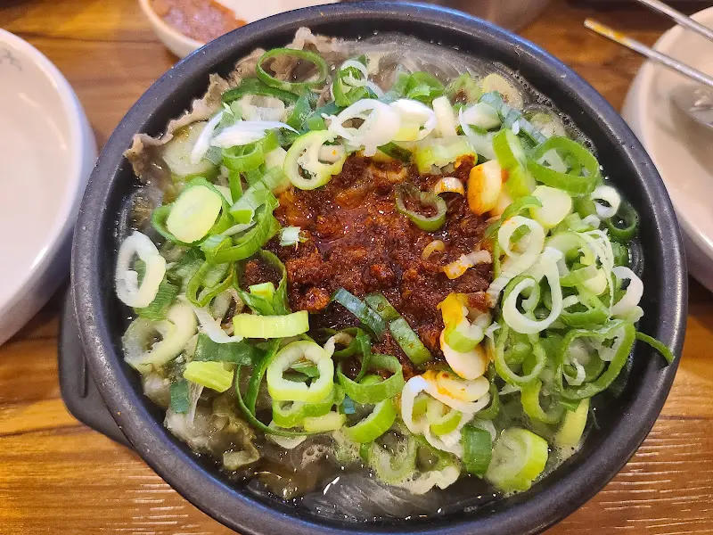 해장국에 다진 양념을 넣은 모습