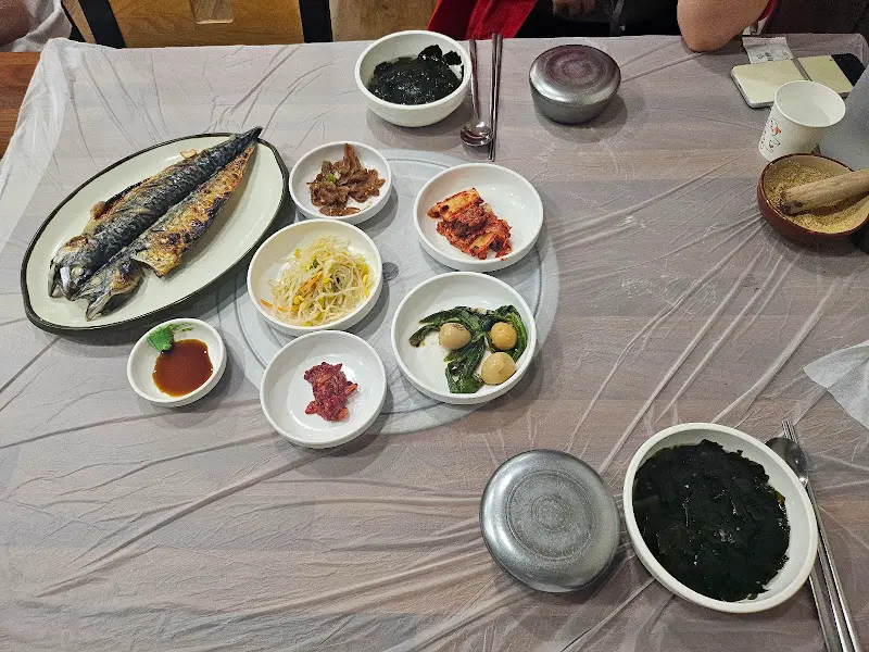 한상 가득 차려진 모습