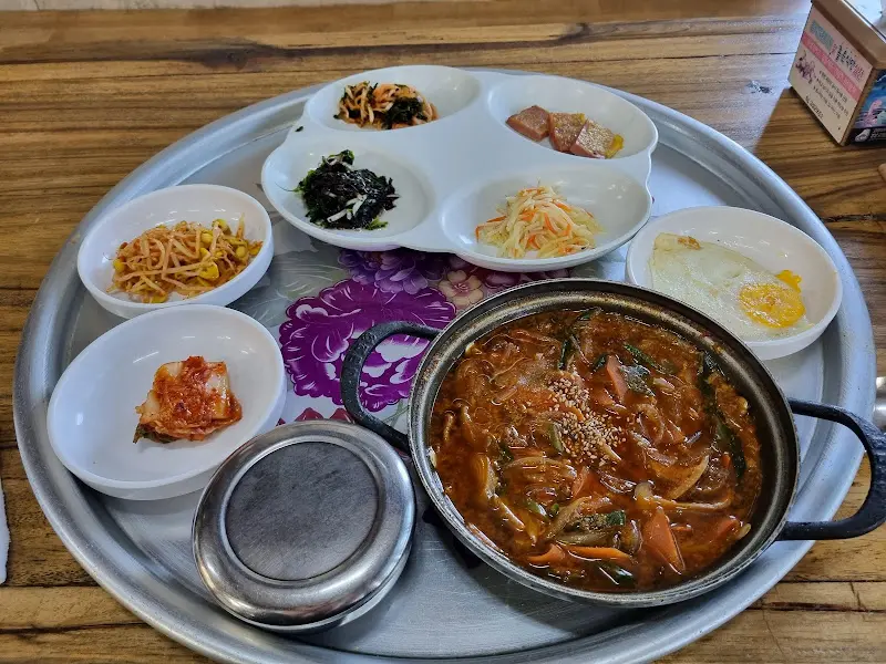 다채로운 반찬들